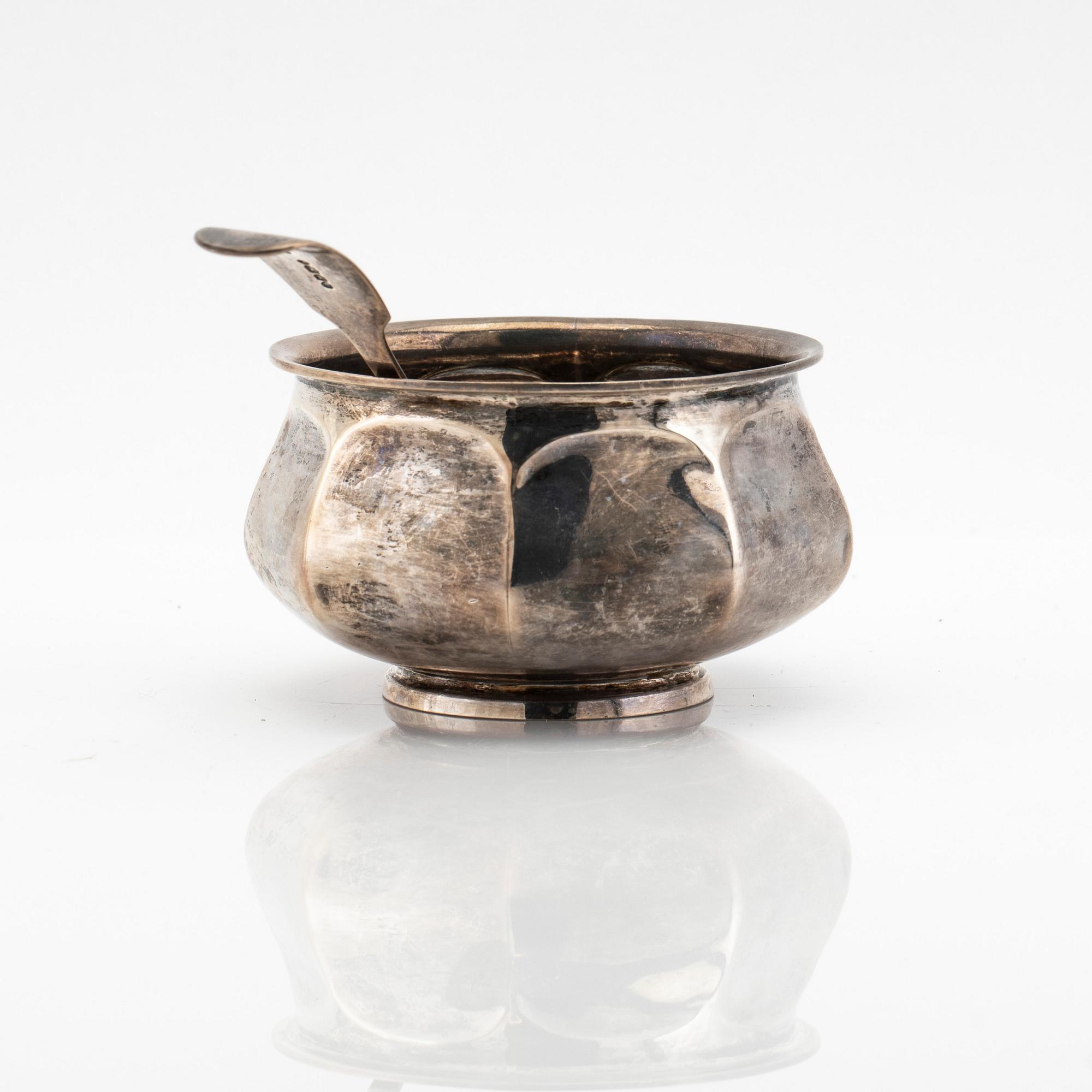 Goldsmiths & Silversmiths Co Ltd, sockerskål silver, London 1911, samt William Robert Smily ströare, silver, London 1868.