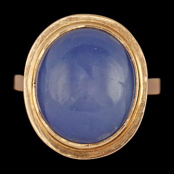 RING, 18k guld med stjärnsafir, Trege Guldsmedsaktiebolaget, Göteborg, 1951. Vikt 4 g.