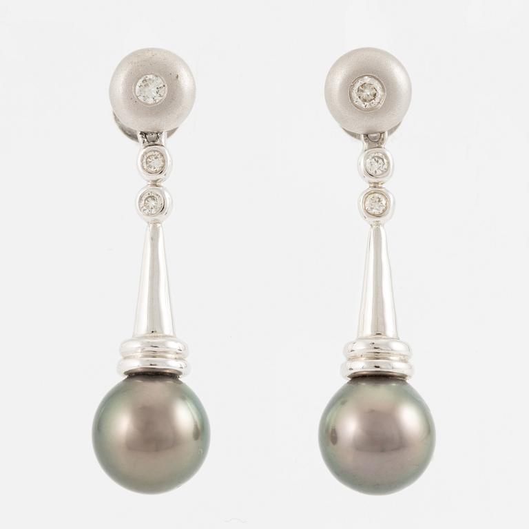 Ett par örhängen 18K vitguld med odlade pärlor och runda briljantslipade diamanter.