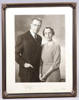 KUNGLIGT FOTOGRAFI MED AUTOGRAF, Gustaf Adolf och Louise. Sign o dat 3 nov 1948.