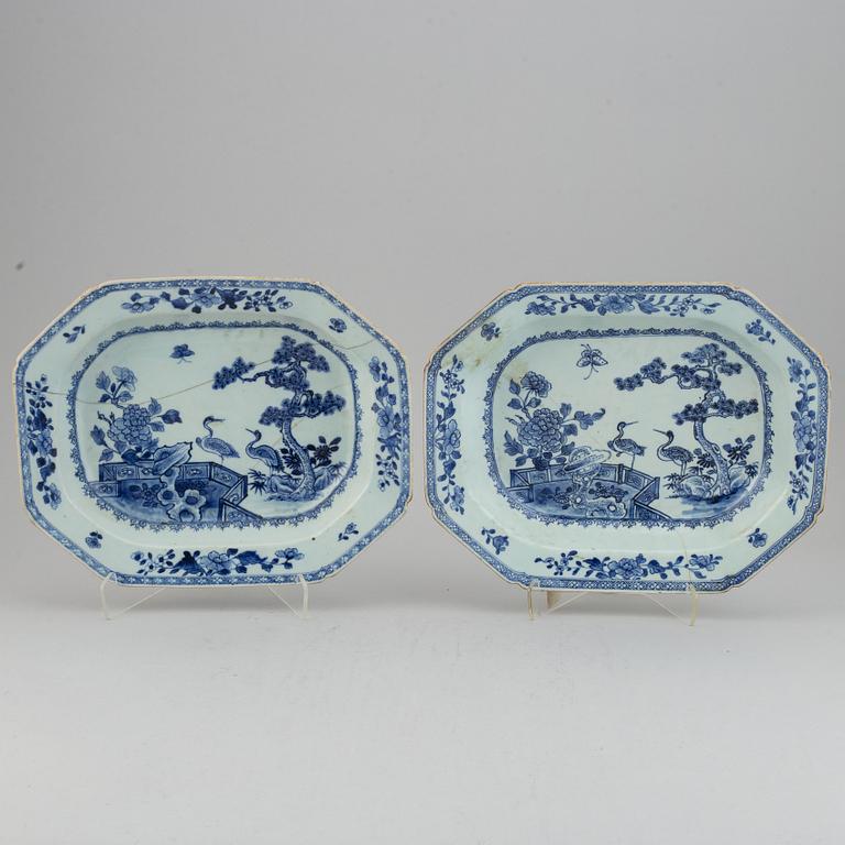 A group of 7 Chinese blue and white porcelain objects, 18-20th century.