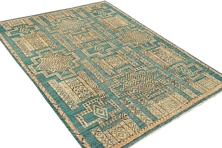 Matta, orientalisk med mönster i relief, ca. 308 x 203 cm.