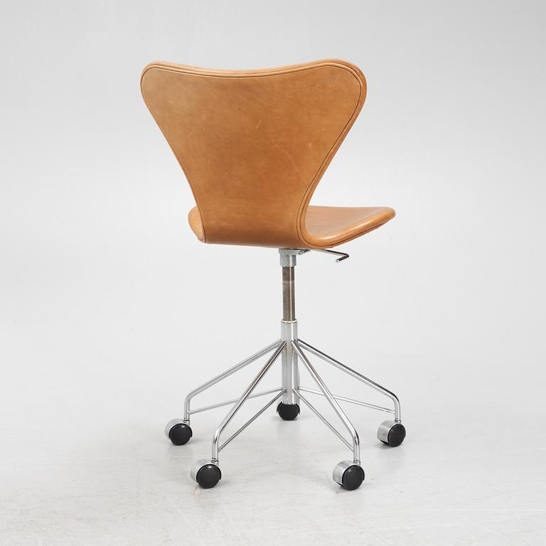 Arne Jacobsen, A 'Series 7' leather upholstered office chair, Fritz Hansen.