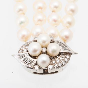 Bracelet 4-row with cultured pearls, round brilliant-cut and baguette-cut diamonds, and clasp in 14K white gold.