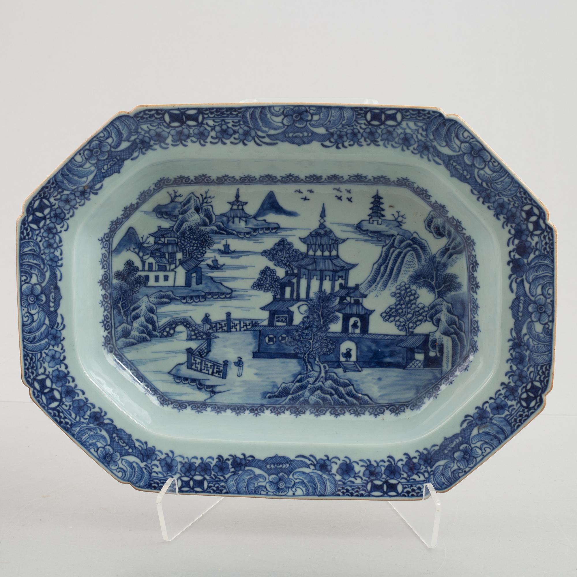 A blue and white tureen with cover and stand, Qing dynasty, Qianlong (1736-95).