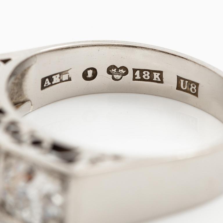 Ring 18K vitguld med en odlad pärla och gammalslipade diamanter.