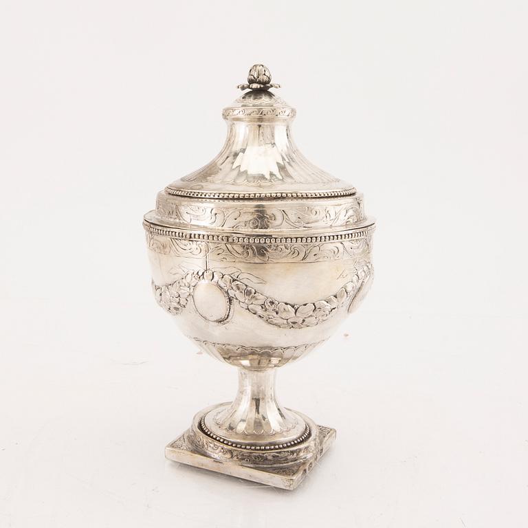 A Danish 18th century sivler sugar bowl mark of Copenhagen 1794 Luois XVI weigth 377 grams.