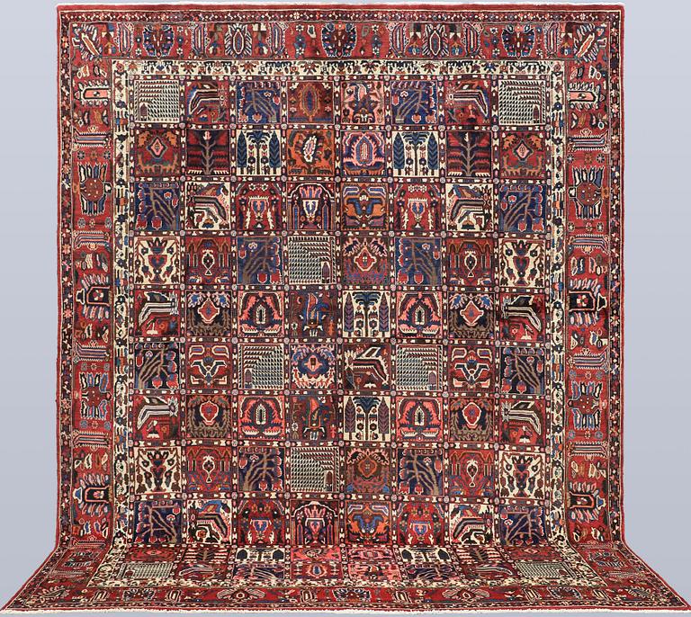 A Baktiari carpet, approx. 410 x 312 cm.