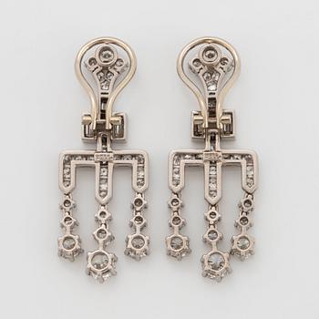 Ett par örhängen med runda briljant- och baguetteslipade diamanter.