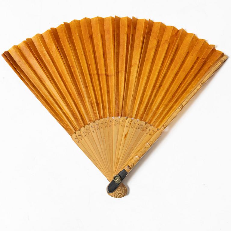 Två solfjädrar, fyra broderade fodral samt liten väska, sen Qingdynasti/tidigt 1900-tal.