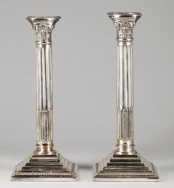 LJUSSTAKAR, ett par, nysilver, England, 1900-talets första hälft.