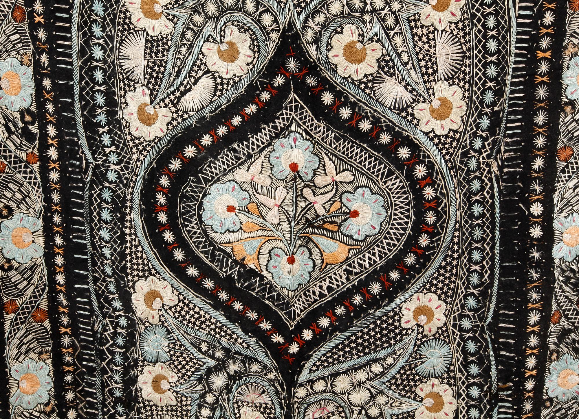 DRAPERI, ull samt silke, Östeuropa, tidigt 1900-tal. Ca 265x121.