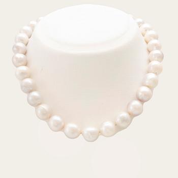 Collier odlade pärlor med lås av 14K vitguld samt runda briljantslipade diamanter.