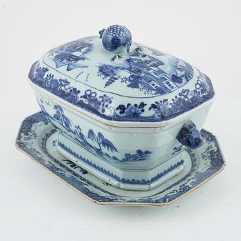 A Chinese blue and white export porcelain tureen with cover and stand, Qing dynasty, Qianlong (1736-95).