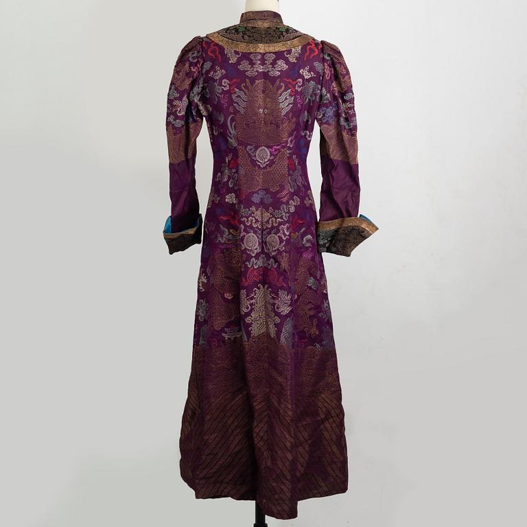 A Chinese silk robe, late Qing dynasty/around 1900.