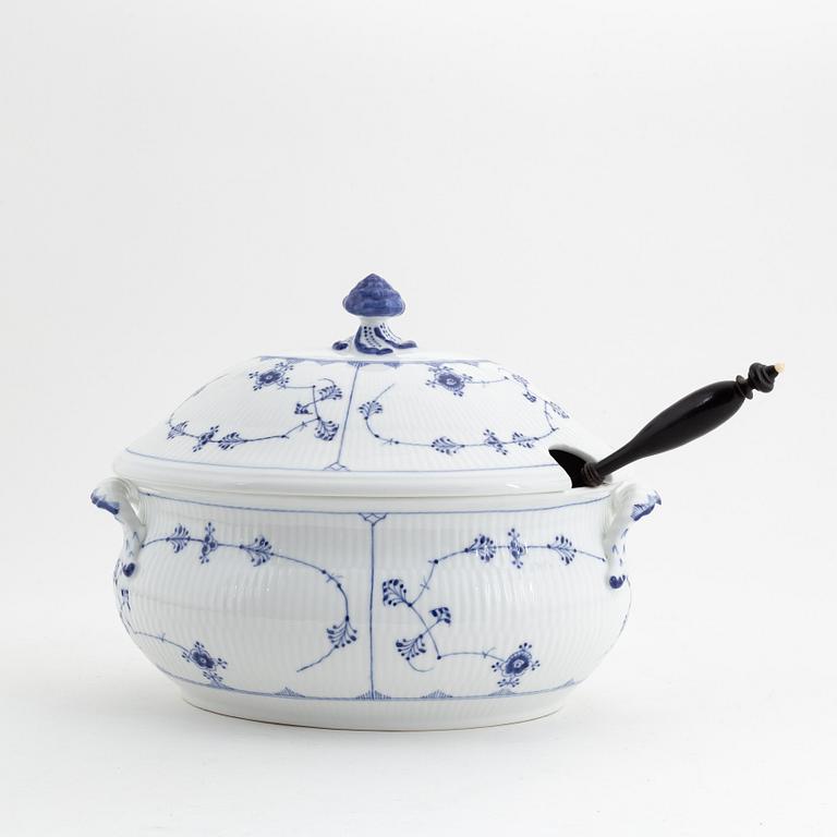 Terrin med lock, porslin, 'Musselmalet', Kunglig Dansk, Danmark, 1900-tal och Soppslev, silver, Sverige, 1861.