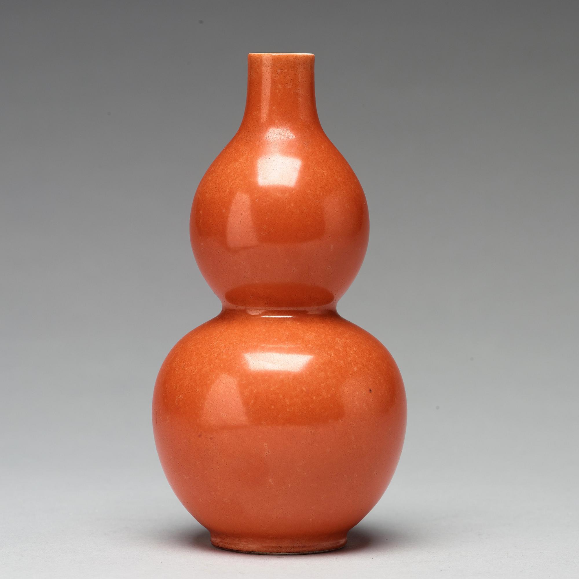 VAS, porslin. Qingdynastin, med Jiaqings märke (1796-1820).