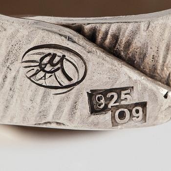 Eila Minkkinen, sormus, karhu, sterlinghopea, 2015.