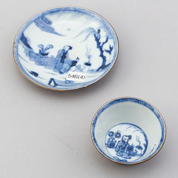 KOPPAR MED FAT, set om fyra stycken, porslin. Qingdynastin, Kangxi (1662-1722).