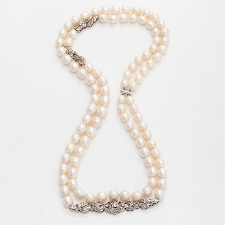 Helminauha, sterlinghopeaa, makeanvedenhelmiä ja timantteja.