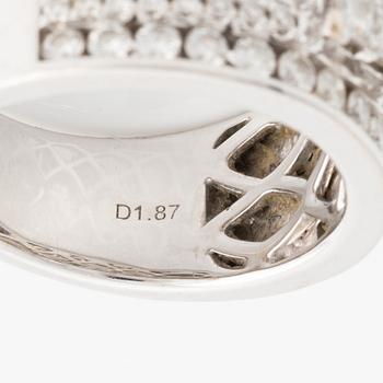 Ring, vitguld med briljant- och prinsesslipade diamanter.