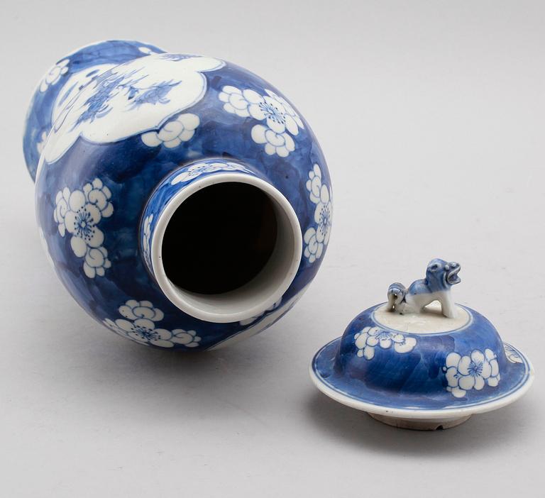 LOCKURNA, porslin, Kina, 1800-/1900-tal.