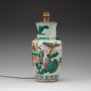 A famille verte figurine scene vase, Qing dynasty 19th century.