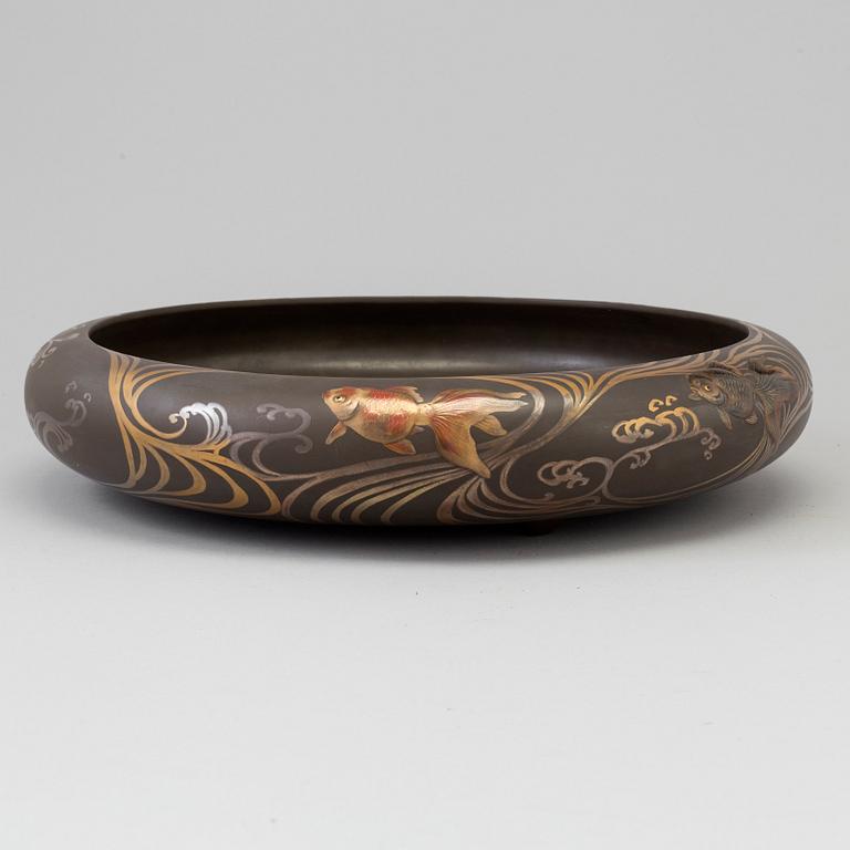 A lacquered wooden suiban basin by the Zohiko Company, Taisho period.