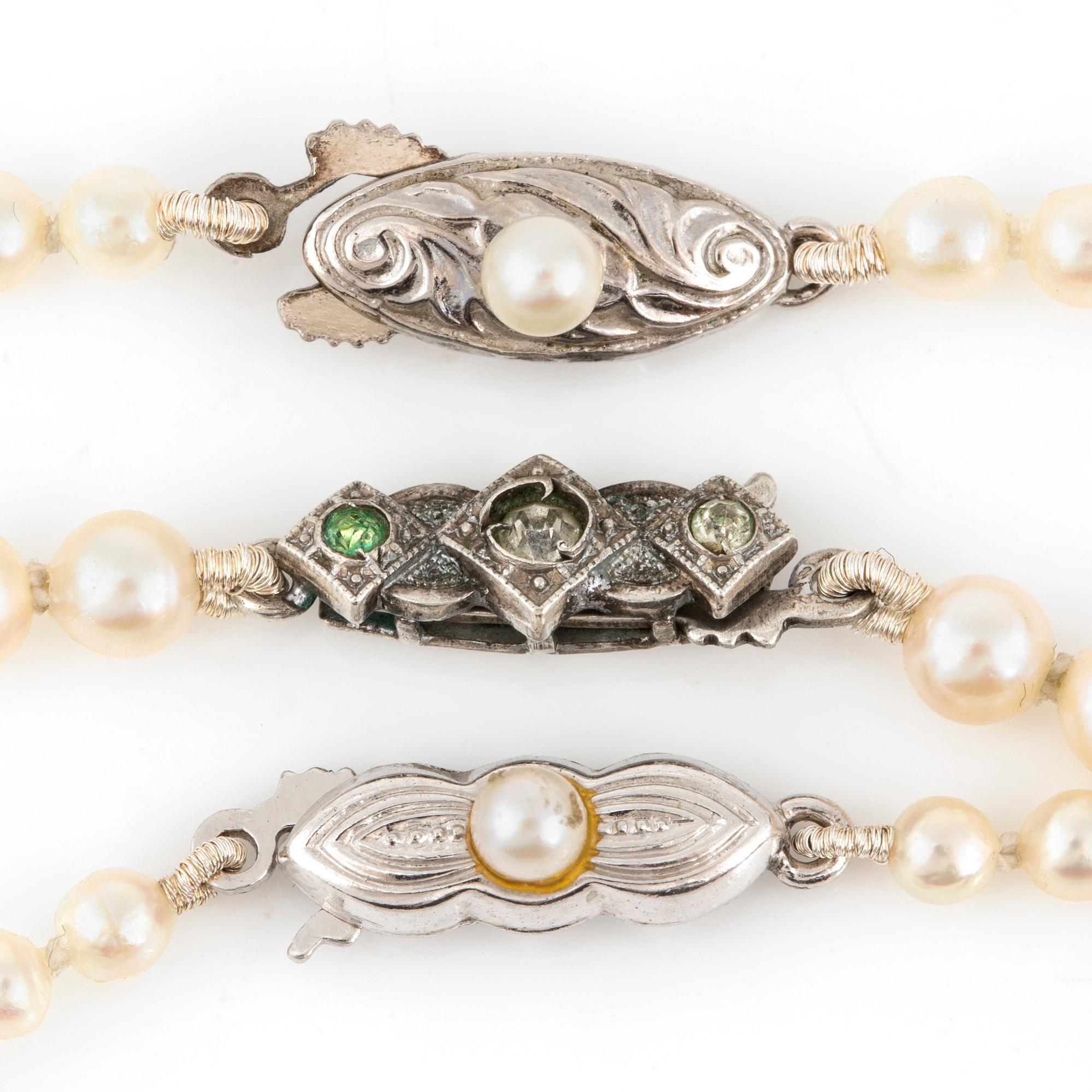 PÄRLCOLLIER, 3 st, med odlade pärlor och silverlås.