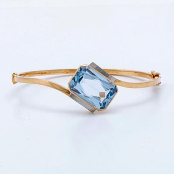 Bangle (opens with a hinge) and ring, 18K gold and spinels (most probably synthetic), total weight 20,5 g.