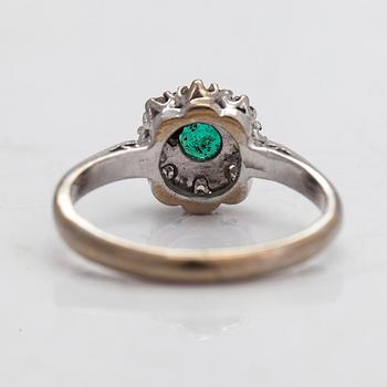 Sormus, 18K kultaa, smaragdi ja timantteja yhteensä noin. 0.04 ct.