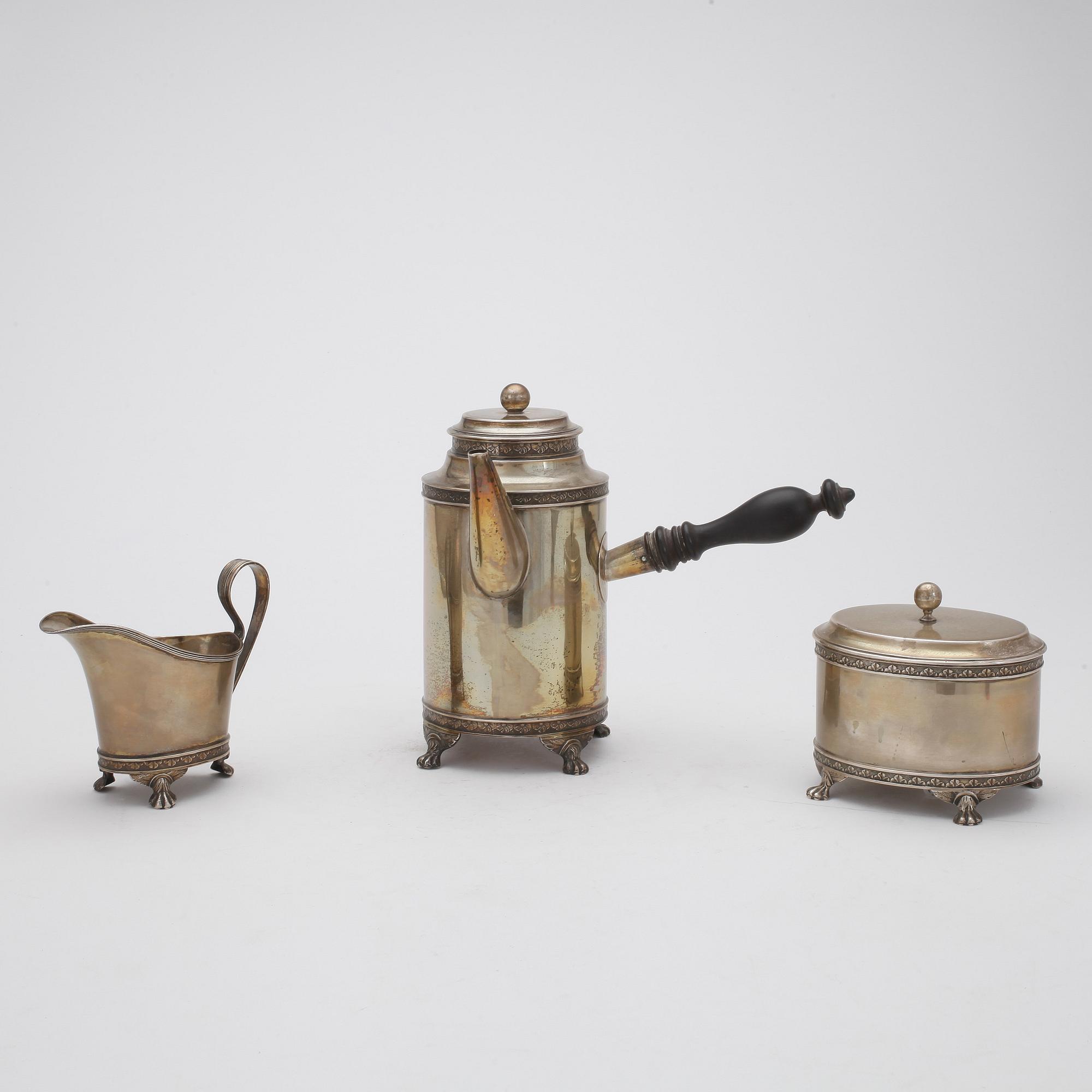 SERVISDELAR, 3 delar, silver, bland annat en kanna av A.G. Dufva, Stockholm, 1908. Vikt ca 720 gram.