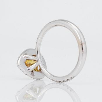 RING droppformad diamant med fancy deep yellow 1.21ct diamant 0.50ct pavé. GIA cert.