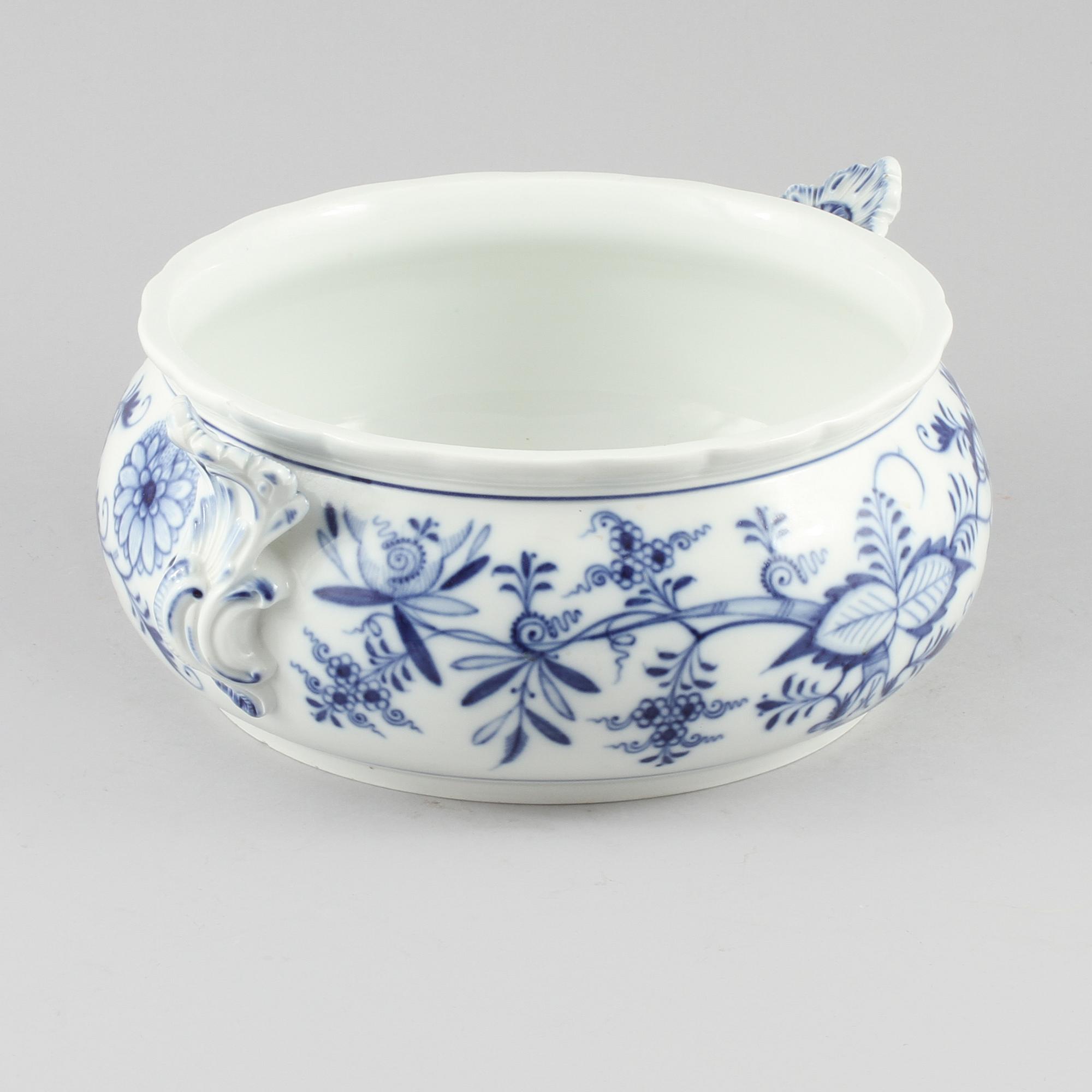 SKÅL MED HÄNKLAR, porslin, "Lökmönstret", Meissen, 1900-talets andra hälft.