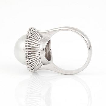 RING, 18K vitguld med odlad 'South Sea' pärla och diamanter totalt ca 0.53 ct. Total vikt ca 10,1 g.