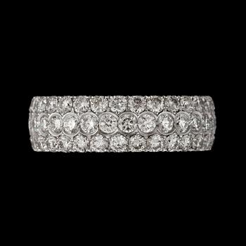 A pave-set diamond ring, 3.30 cts in total.