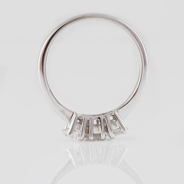 RING, 18K vitguld med briljantslipade diamanter ca 0.78 ct. Vikt 3,8 gram.