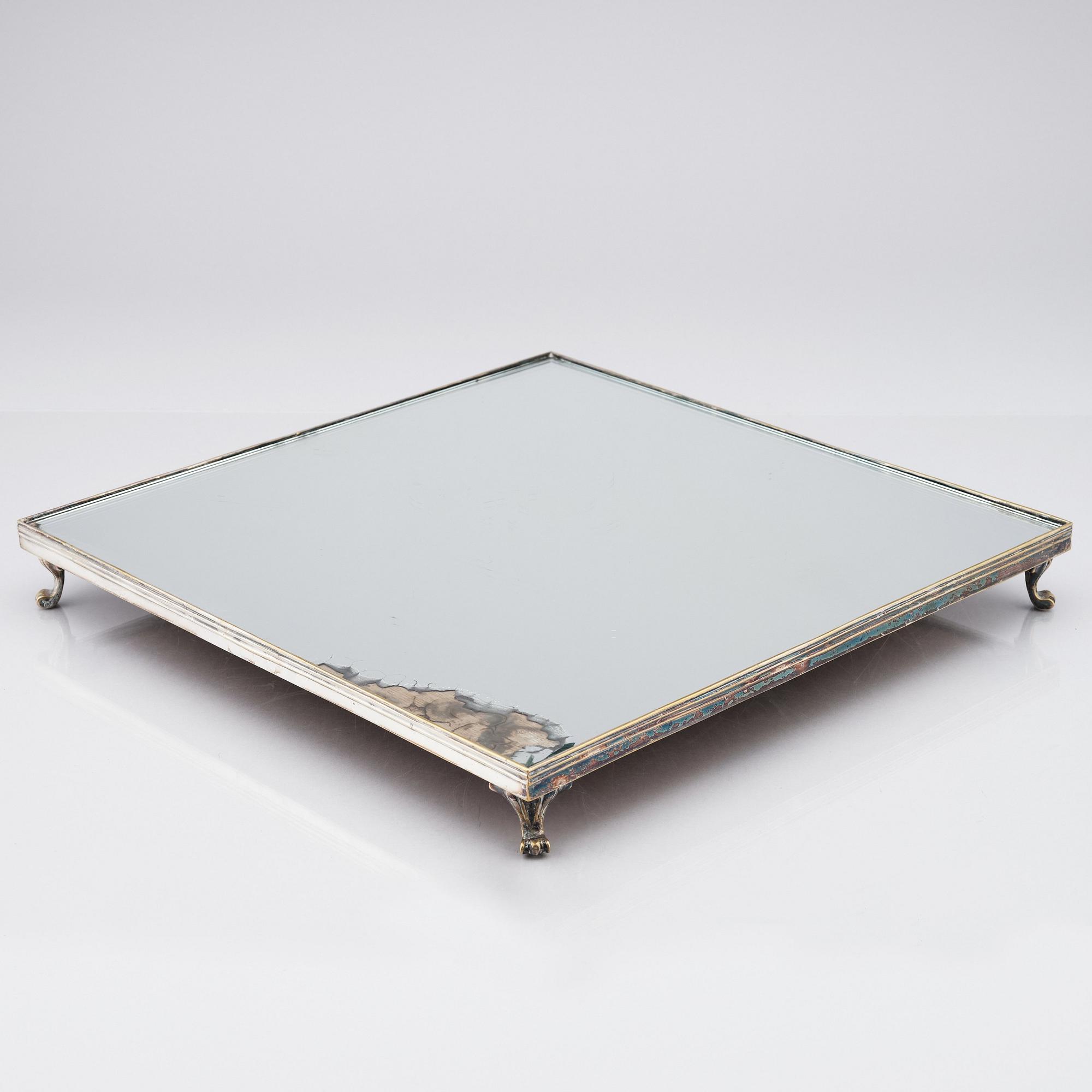 Bordsplateau, tre delar, i argent haché, 1700-tal.
