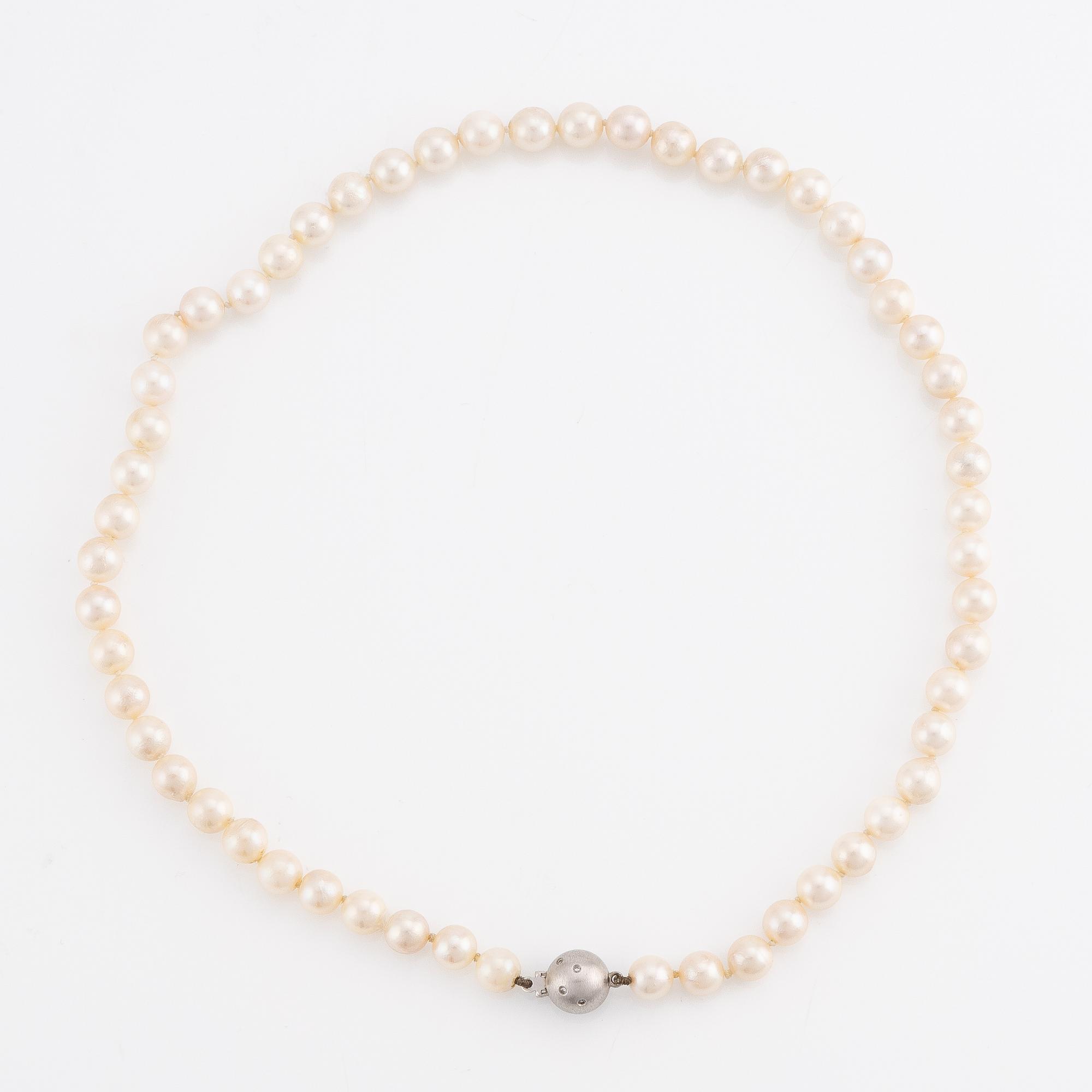 Pärlcollier, odlade pärlor med lås i 18K vitguld med små diamanter.