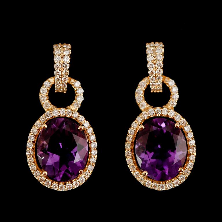 ÖRHÄNGEN, 1 par, 18 k guld, ametister tot 6.08 ct, diamanter tot ca 0.79 ct.