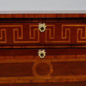 BYRÅ, gustaviansk stil, omkring sekelskiftet 1900.