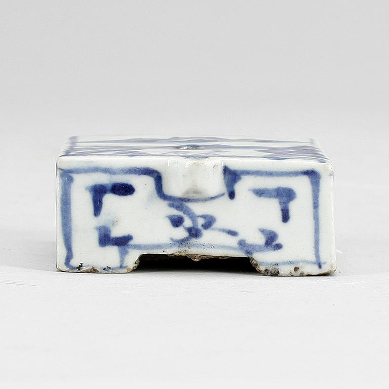 VATTENDROPPARE, porslin, troligen Korea sent 1800-tal.