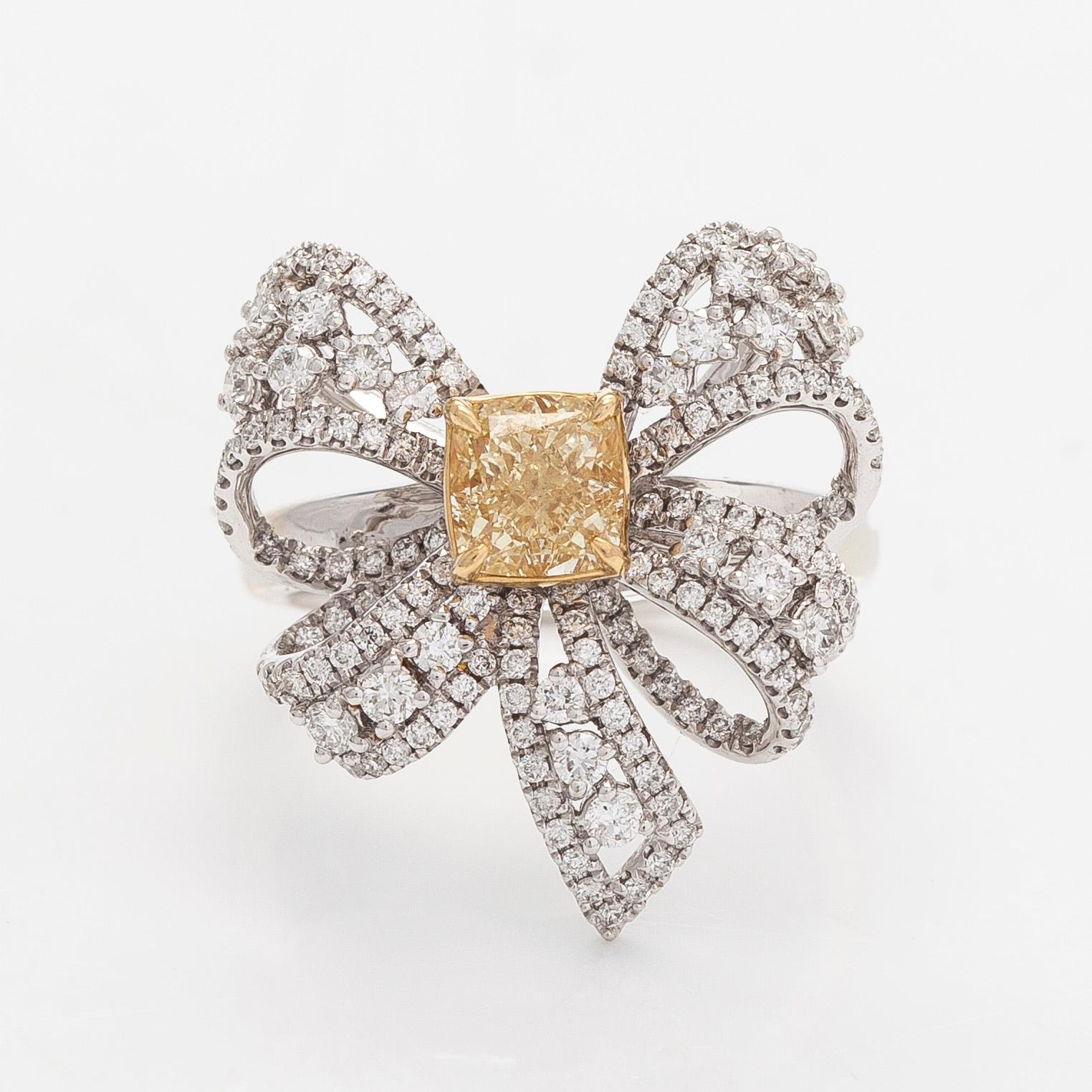 Ring, rosett, 18K vitguld, med gul kuddslipad diamant samt klara briljantslipade diamanter.
