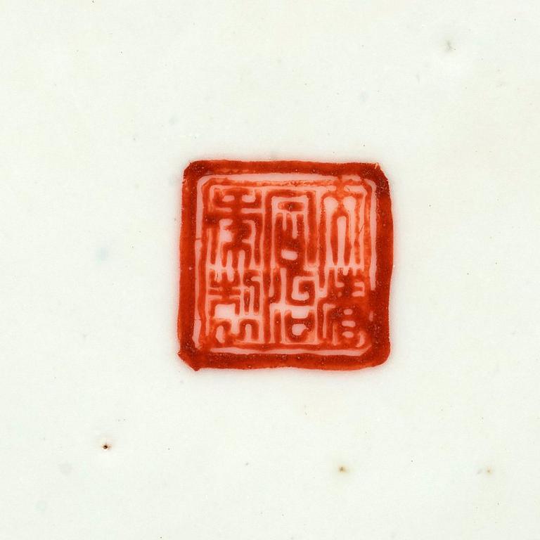 FAT, porslin. Qingdynastin, 1800-tal. Med sigillmärke i rött.