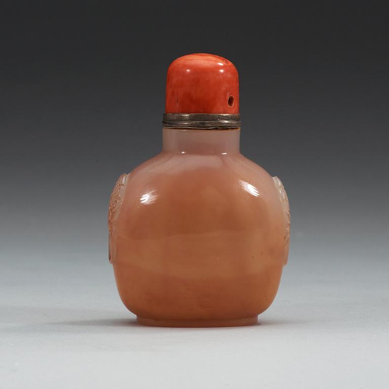 A large presumably agate snuff bottle with coral stopper, Qing dynasty.