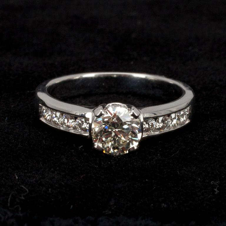 RING, vitguld 18K med diamanter, mittstenen 1 ct. Tot. 1,30 ct, vikt 4,7 g.