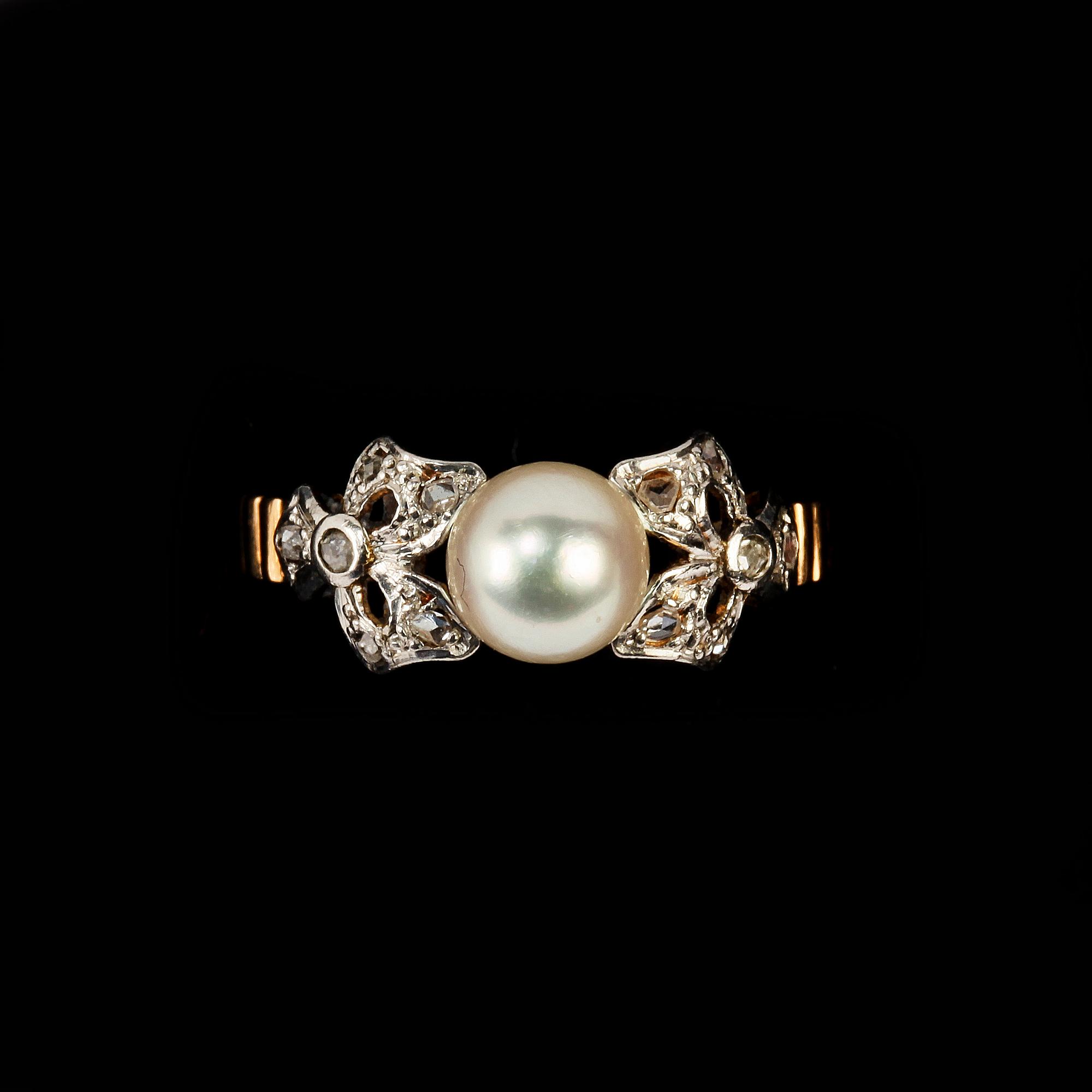RING, 18k guld med odlad pärla och små diamanter. Vikt 3 g.