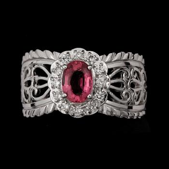 RING, 14k vitguld med rosa turmalin 6,9x5,1mm och briljantslipade diamanter tot ca0,12ct. 2000-tal. Vikt 7,2g.