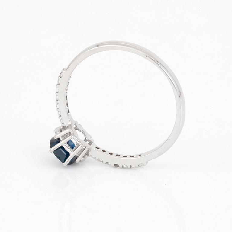 RING, Med fasettslipad safir ca 0.78 ct och diamanter totalt ca 0.15 ct.