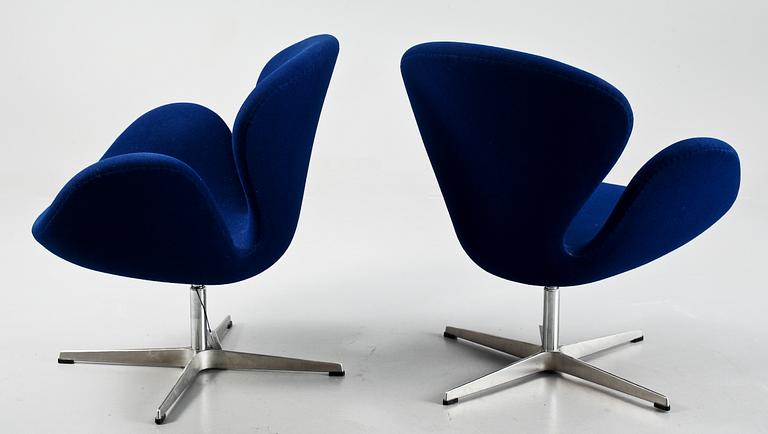 FÅTÖLJER, ett par, "Svanen", Arne Jacobsen, Fritz Hansen, 1992.